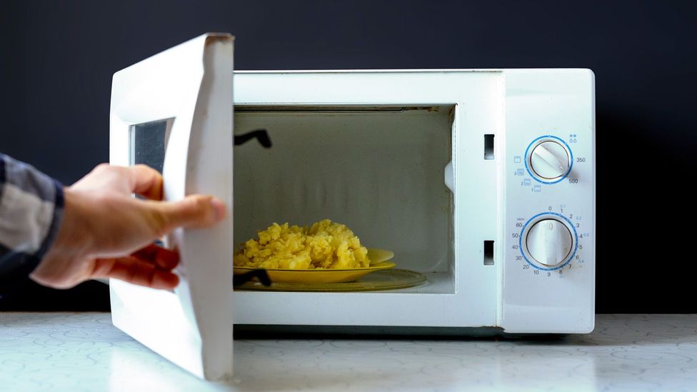 How to remove odor from microwave