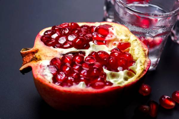 Eating pomegranate seeds side effects