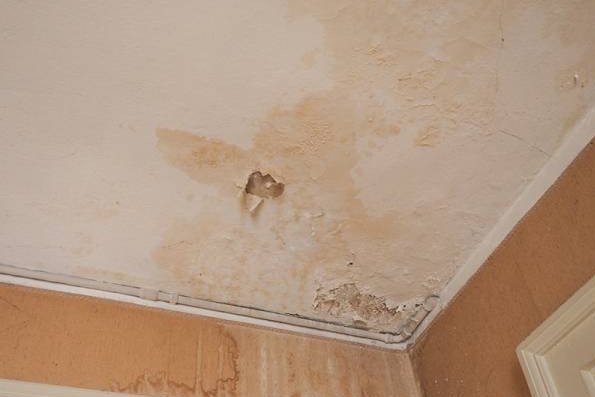 Remove moisture the walls of the house without destroying it with simple methods