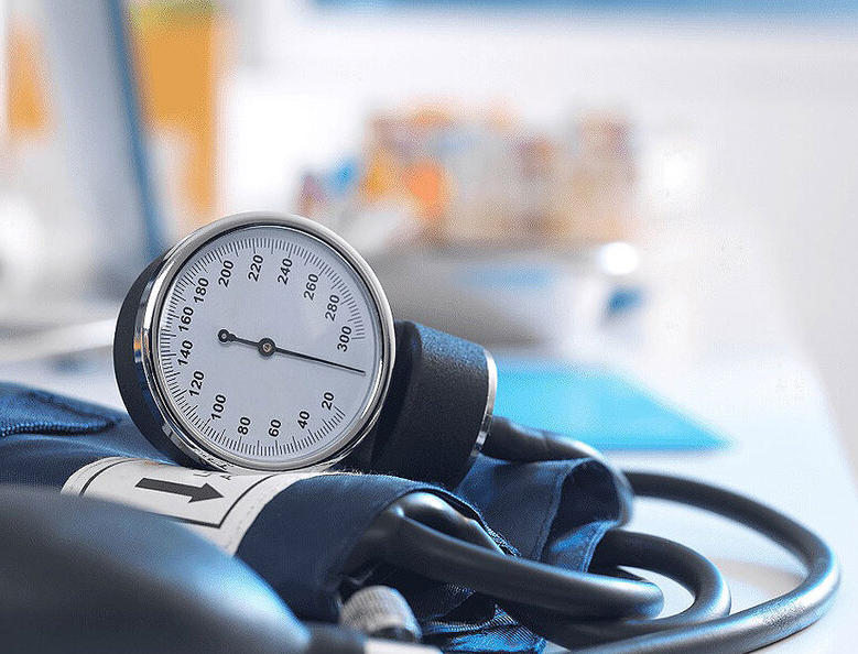 Hypertension : Comprendre ses causes, des impacts et ses méthodes de traitement
