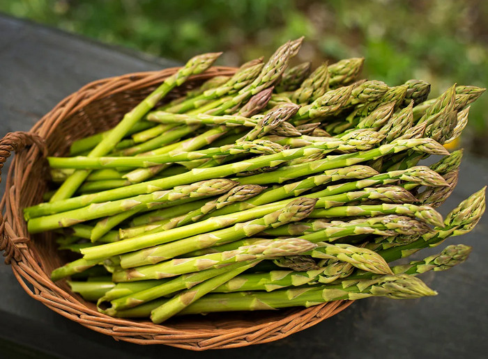 What is the main health benefit of asparagus?
