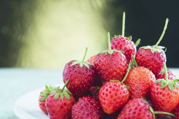 Properties of strawberries for health, healing, and beauty