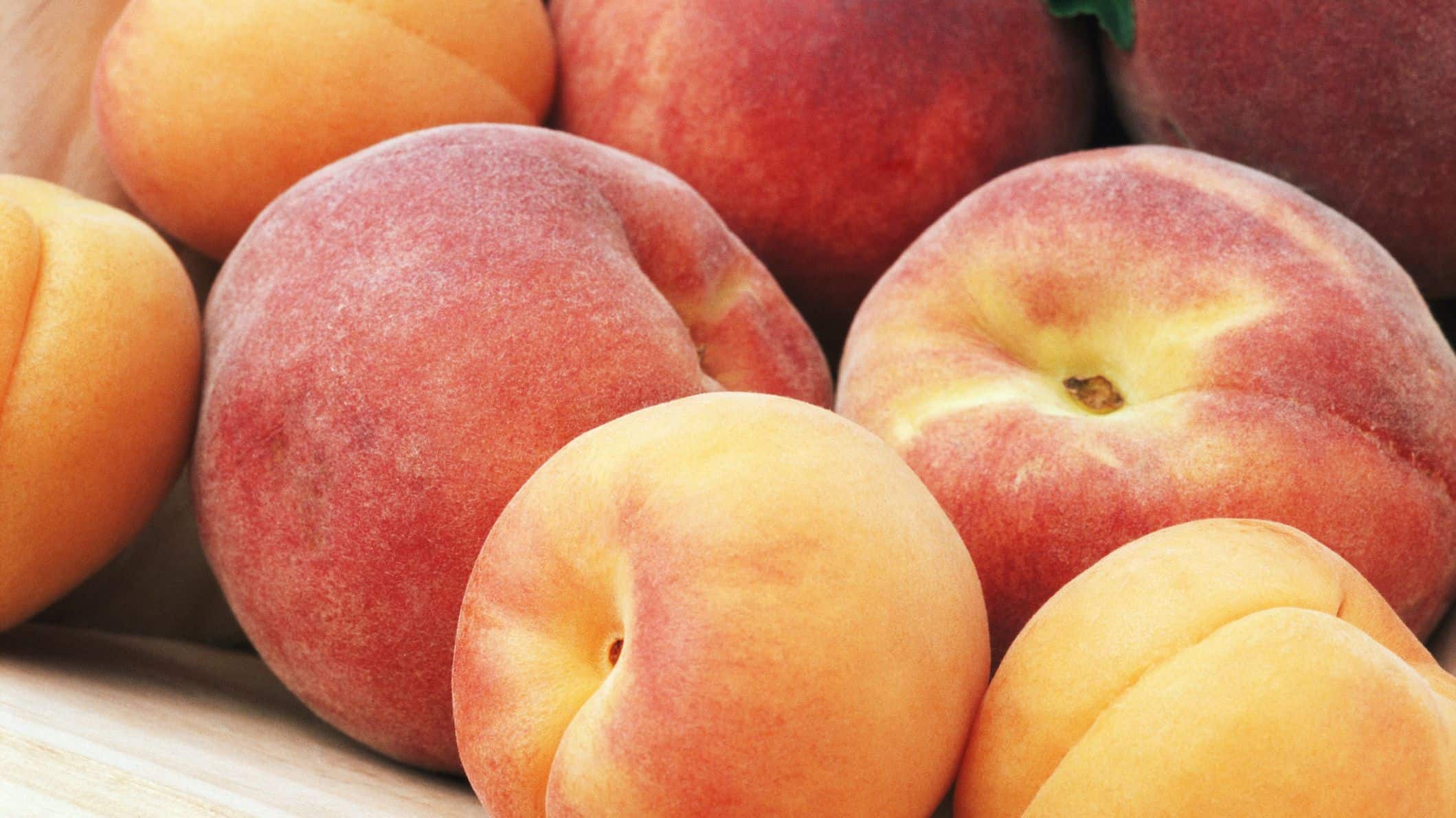 peach fruit properties on skin beauty, treatment of diseases, and slimming