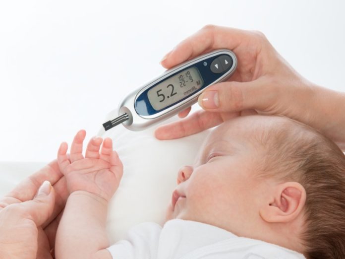 What are the symptoms of hypoglycemia in a child?