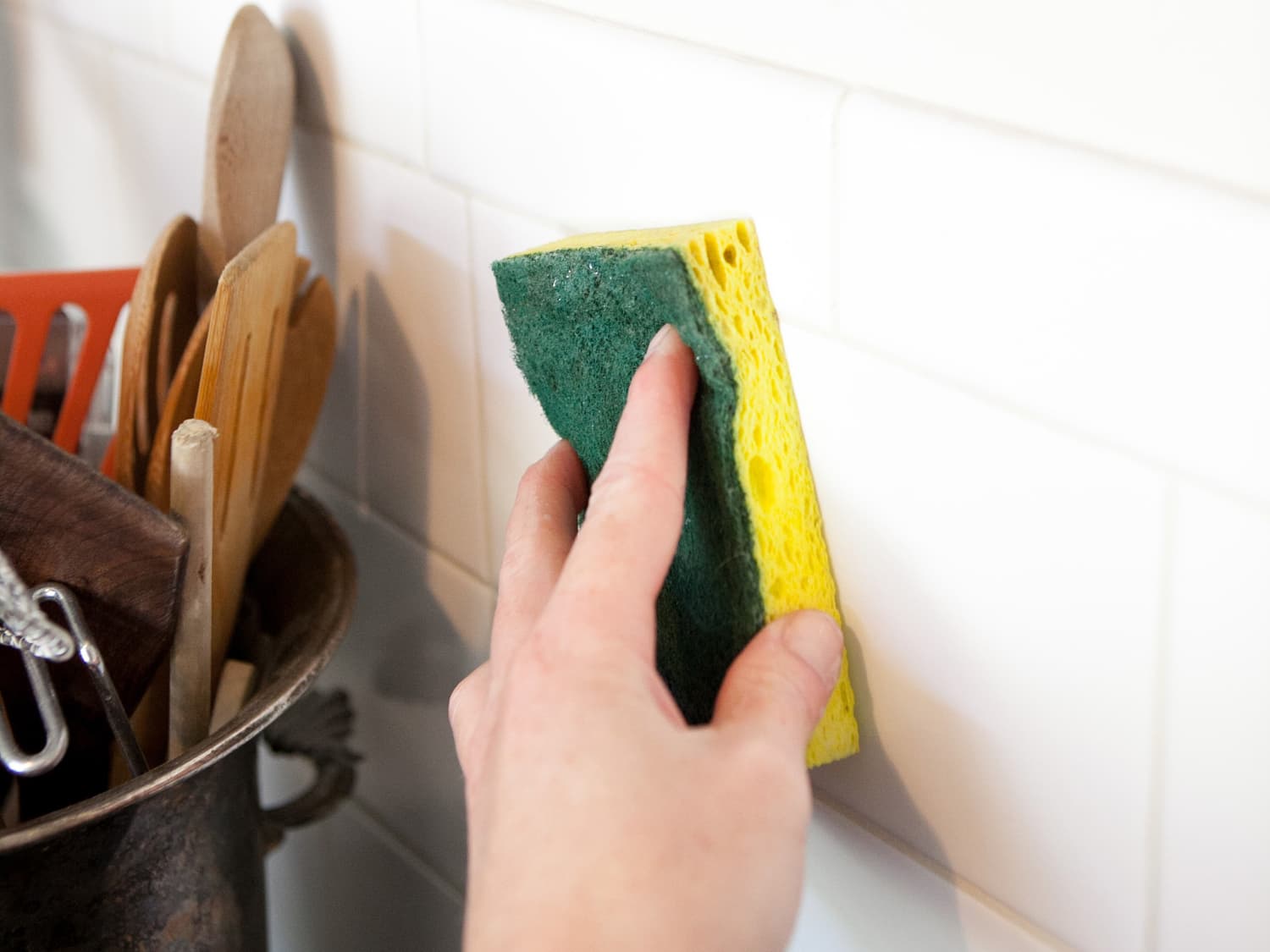 How to remove oil stains from the kitchen wall