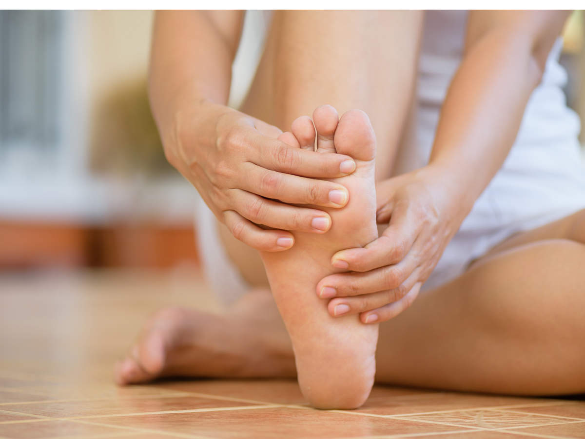 What are the symptoms of poor blood circulation in the legs?