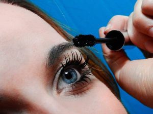 How to prevent eyelashes from sticking?
