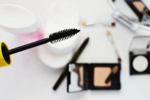 How to prevent eyelashes from sticking?