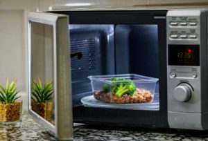 Important points about putting plastic containers in the microwave