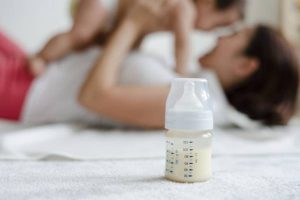 In what cases should the mother not breastfeed the baby?