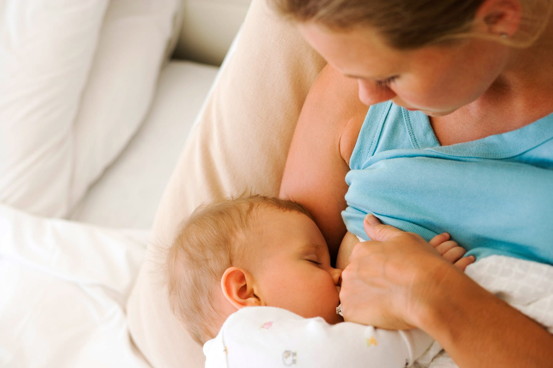 In what cases should the mother not breastfeed the baby?