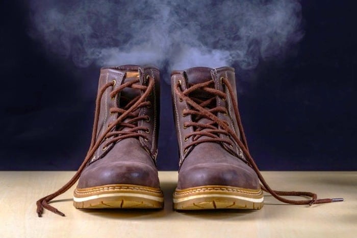 Aqui estão 5 maneiras de se livrar do odor do sapato em casa