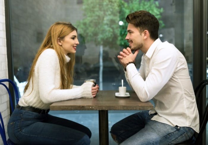¿Cuál es la mejor manera de hablar correctamente para atraer a los hombres?