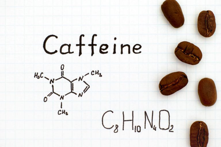¿Cómo afecta el champú con cafeína al cabello?