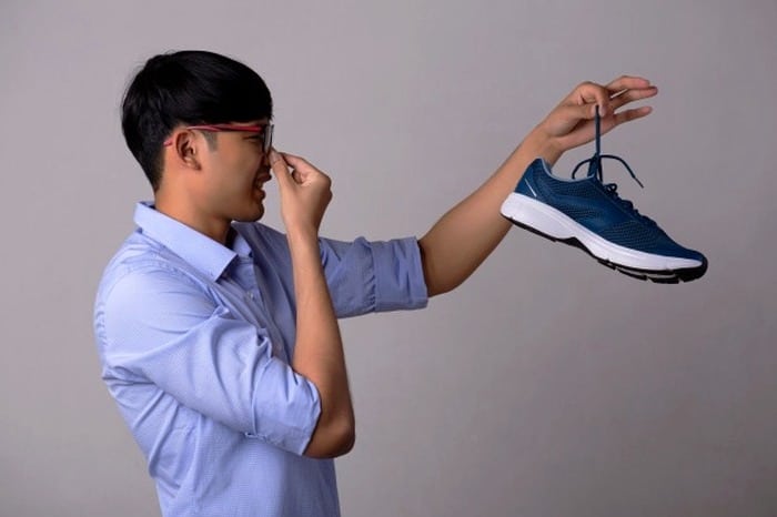 Ecco 5 modi per sbarazzarsi dell'odore delle scarpe a casa