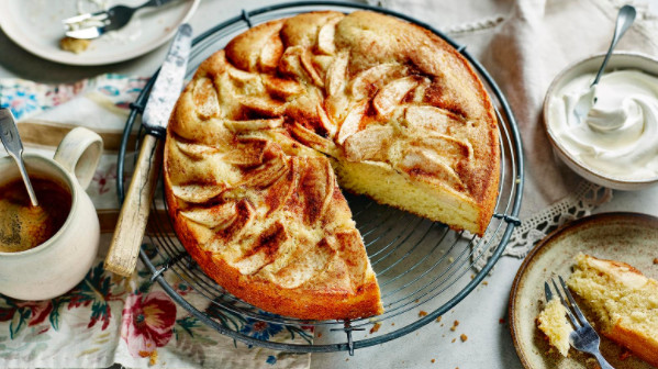 Apple cake with delicious cinnamon