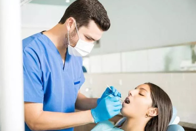 How do wisdom teeth erupt and when can they be extracted?