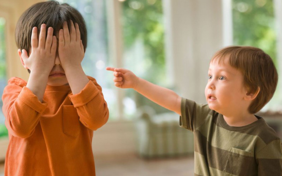 Como administrar brigas entre crianças?