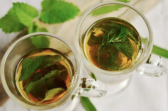 Welche Eigenschaften hat grüner Tee für das Haar?