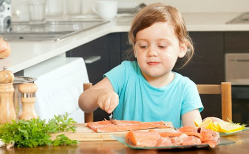 I bambini traggono beneficio dal pesce in che modo?