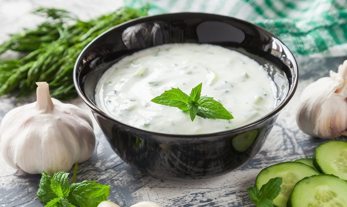 What are the benefits of eating garlic with yogurt?