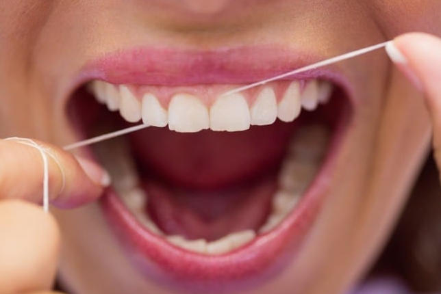 Errores a evitar al usar hilo dental