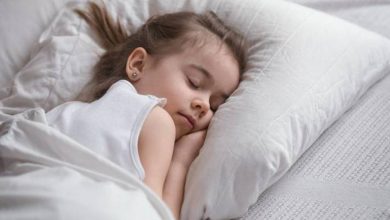 Raisons, avantages et importance d'endormir le bébé tôt