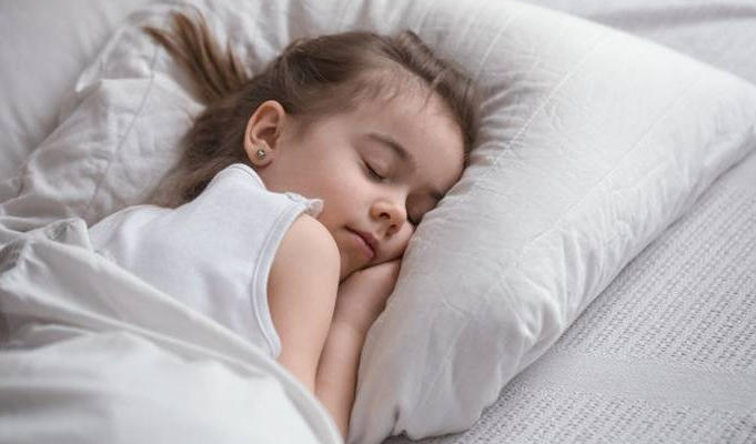 Raisons, avantages et importance d'endormir le bébé tôt