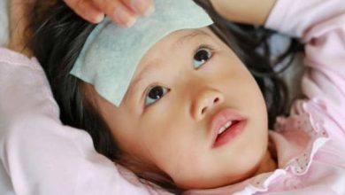 O que causa convulsões em crianças após a febre?