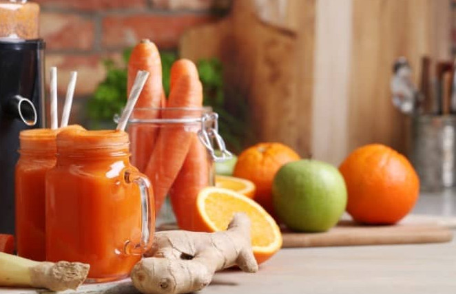 Os benefícios de beber suco de cenoura e gengibre