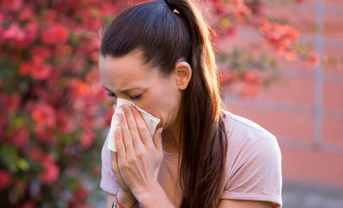 What are the symptoms and treatment for allergies?