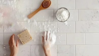 Cleaning shower tiles with vinegar and baking soda3