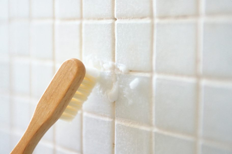 Cleaning shower tiles with vinegar and baking soda2