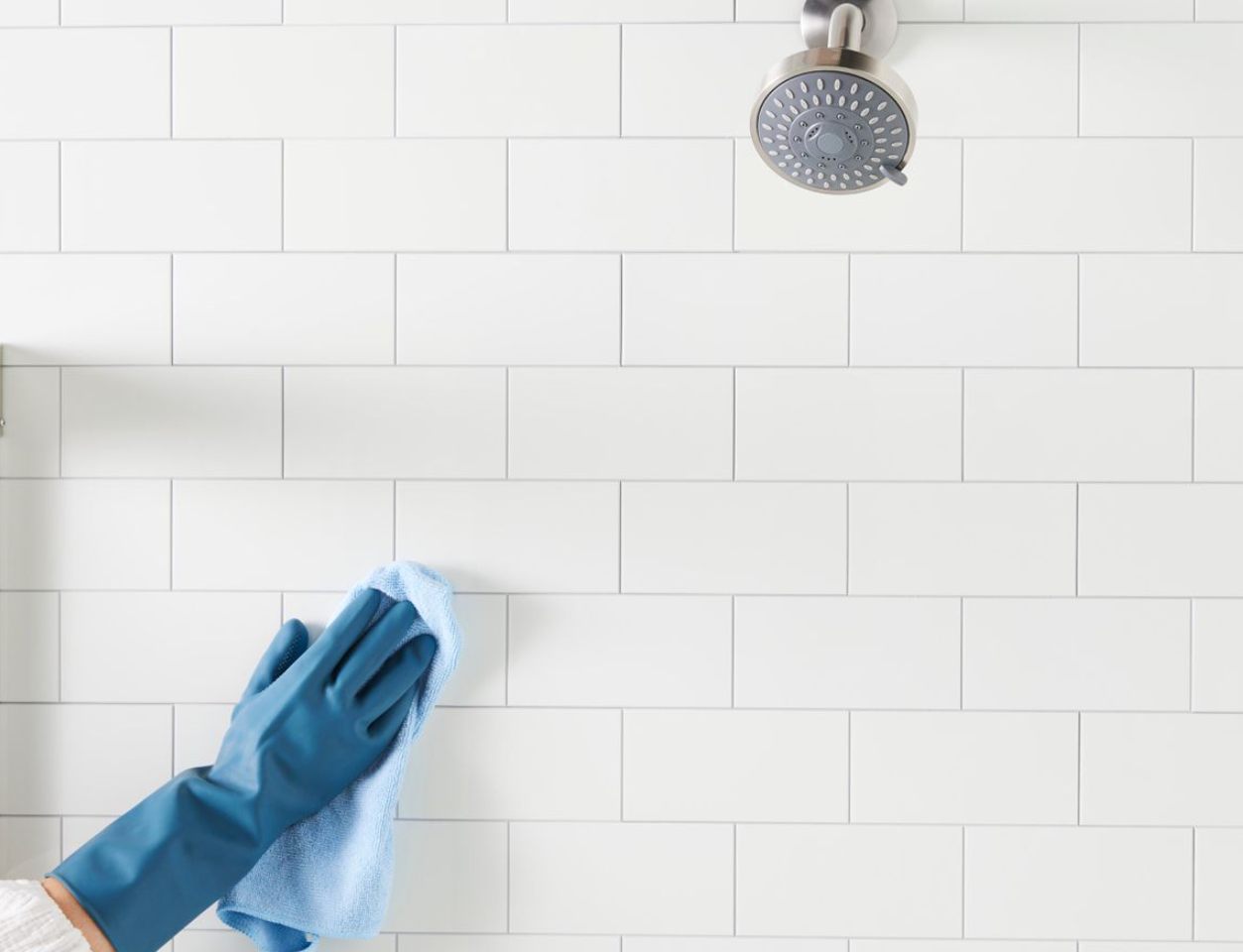 Cleaning shower tiles with vinegar and baking soda1