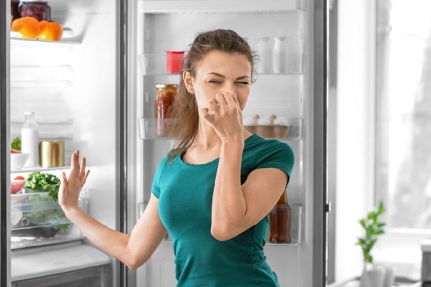 How to clean a fridge that smells3