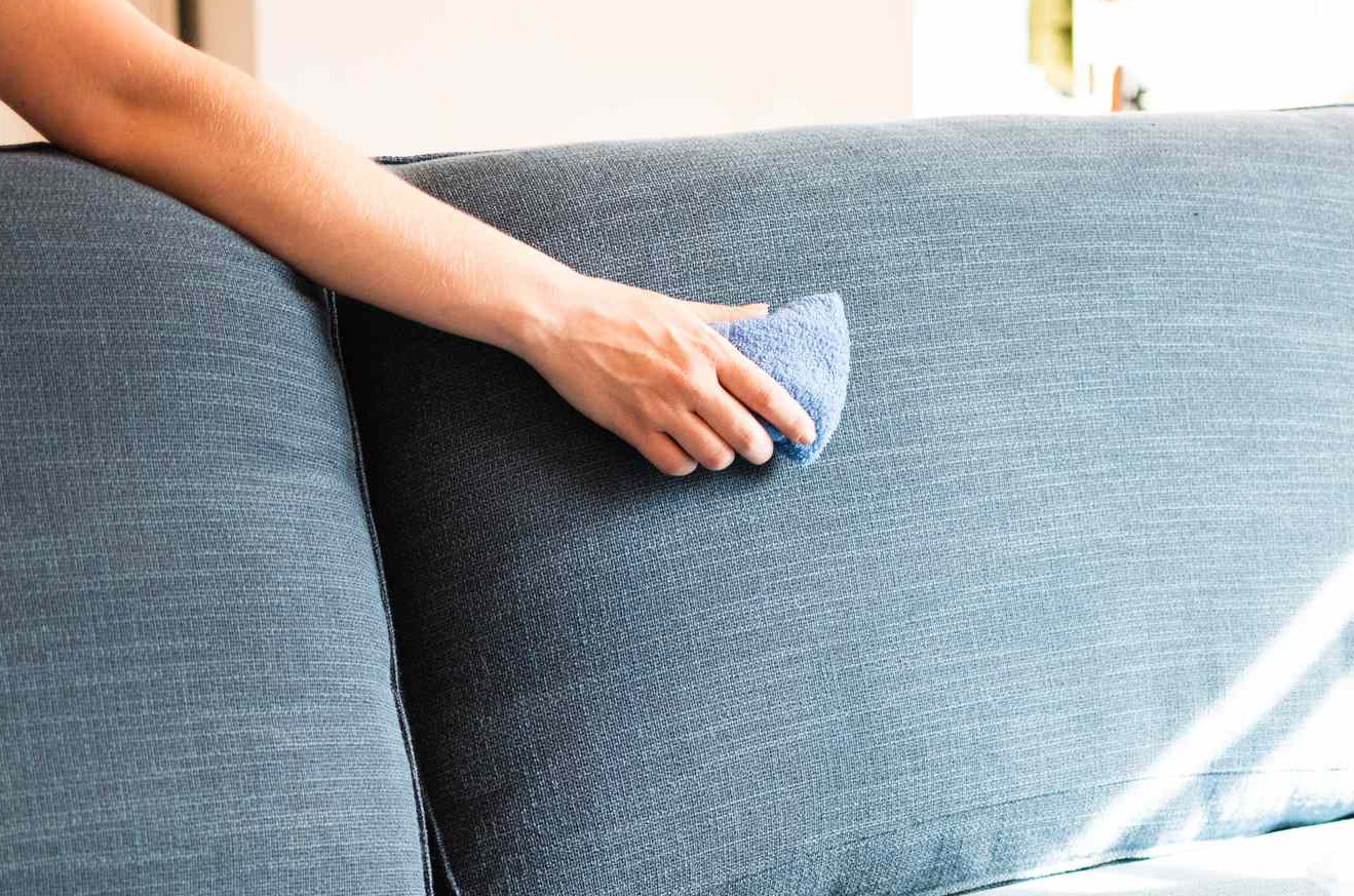 How to clean upholstery yourself3